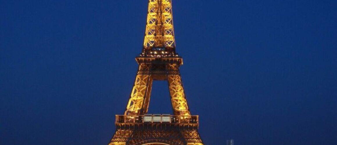 Desfile al pie de la Torre Eiffel en lenceria sexy
